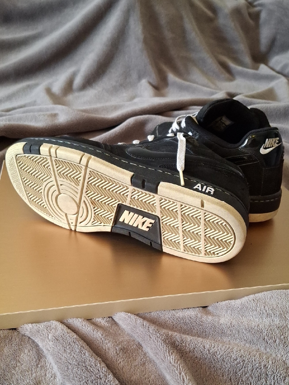 Nike Air Men’s Black Sneakers with White Laces - Picture 7 of 7